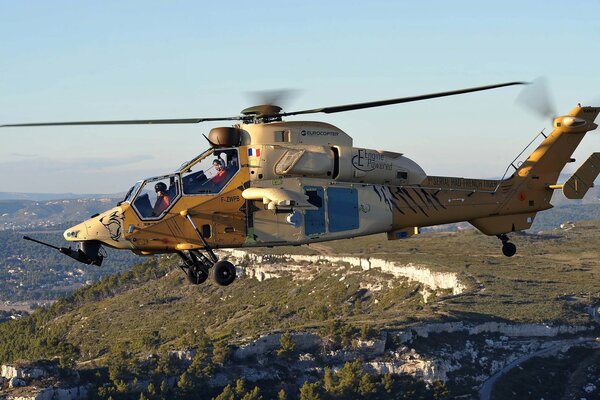 Ataque alemán, helicóptero moderno de lado