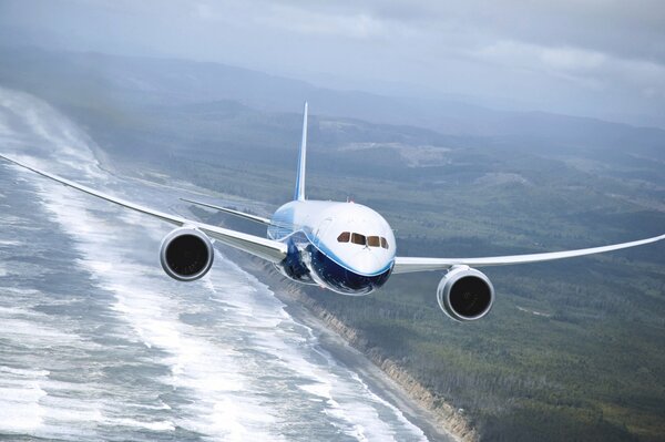 Boeing flies over the surface of the sea