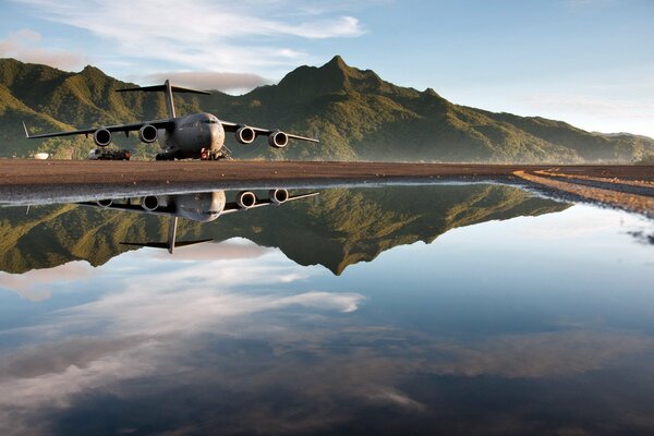 Vista desde el agua del avión C-17 globemaster