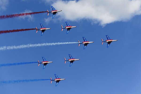 Aviones en el cielo en el desfile de la victoria