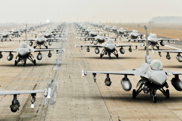 Los cazas f16a están en la pista