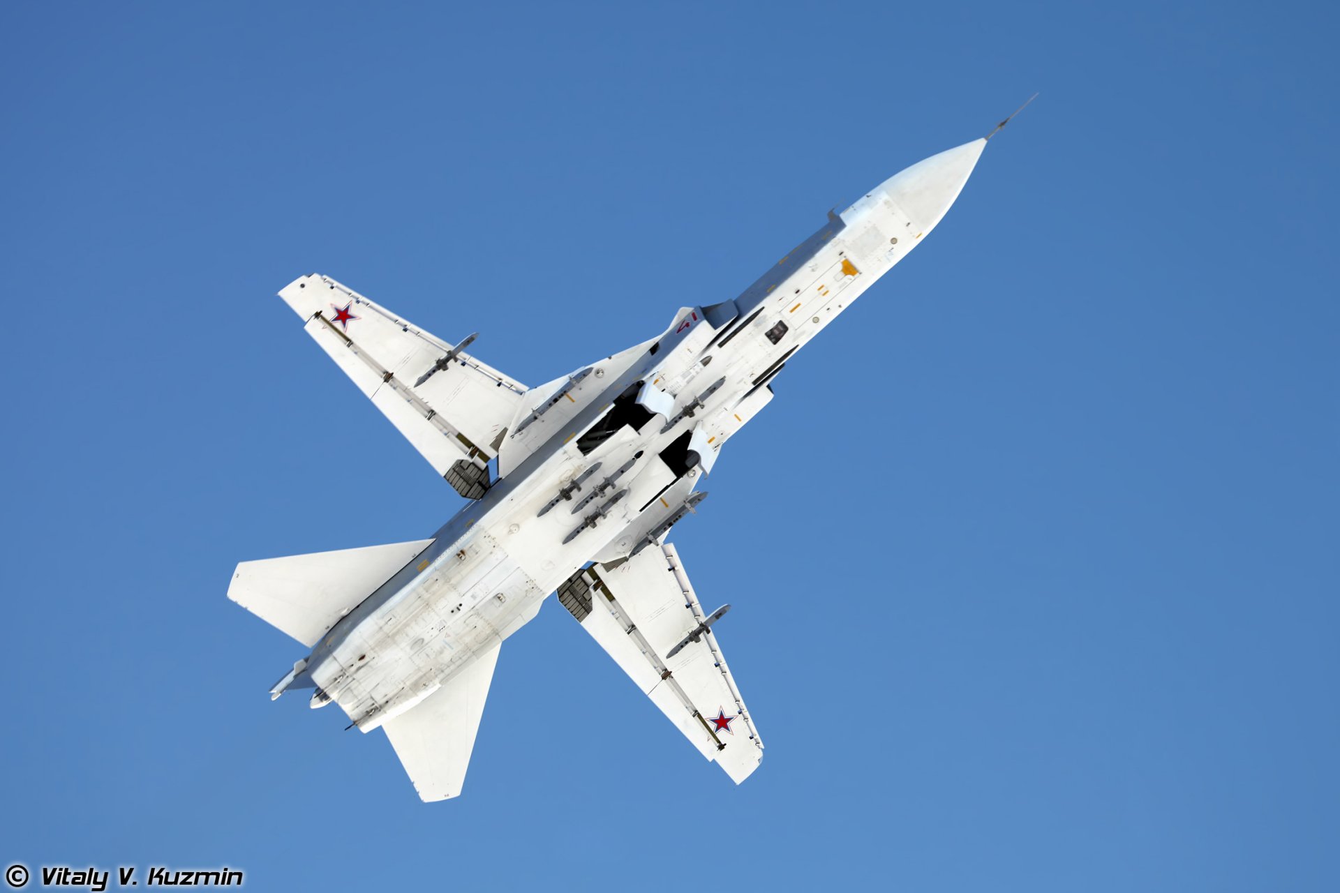 su-24 bombardiere in prima linea aeronautica russa vista dal basso