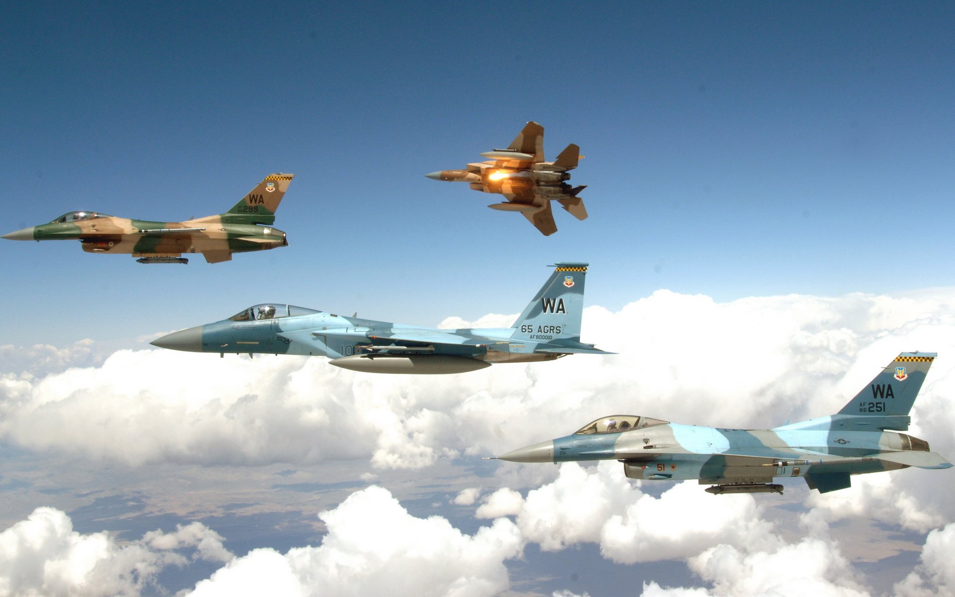 avion de chasse avion f-15 eagles f-16 fighting falcons vol dans le ciel