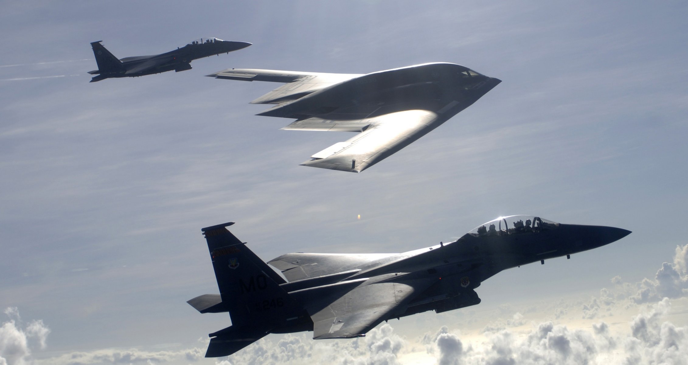 f-15e caccia b-2 bombardiere americani volo scorta cielo