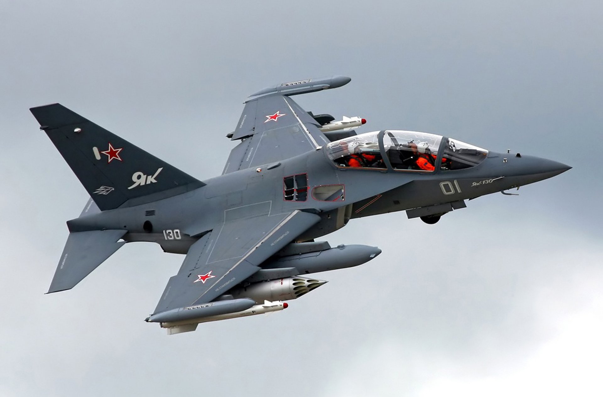 yak-130 turn plane driver