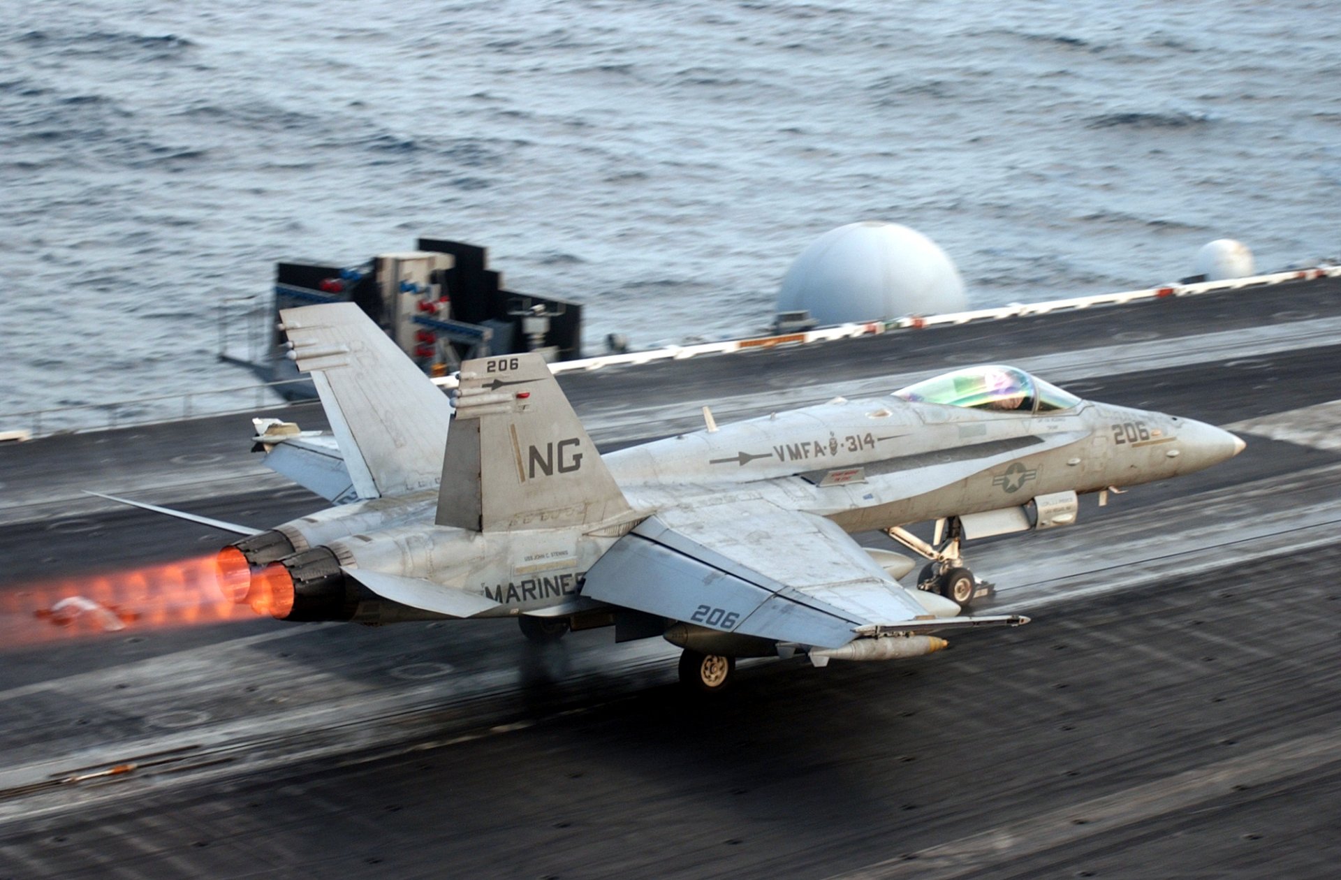 fa-18 decollage hornet off aboard an aircraft carrier