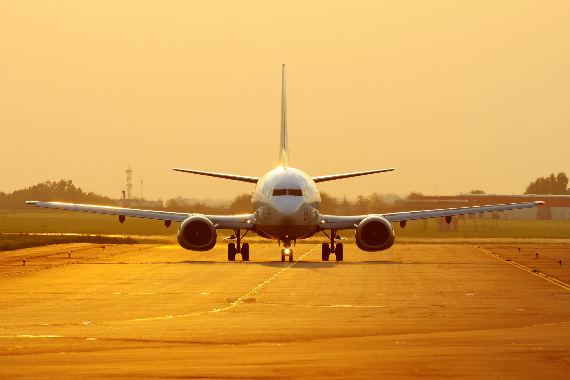 boeing al atardecer fondo dorado despegue