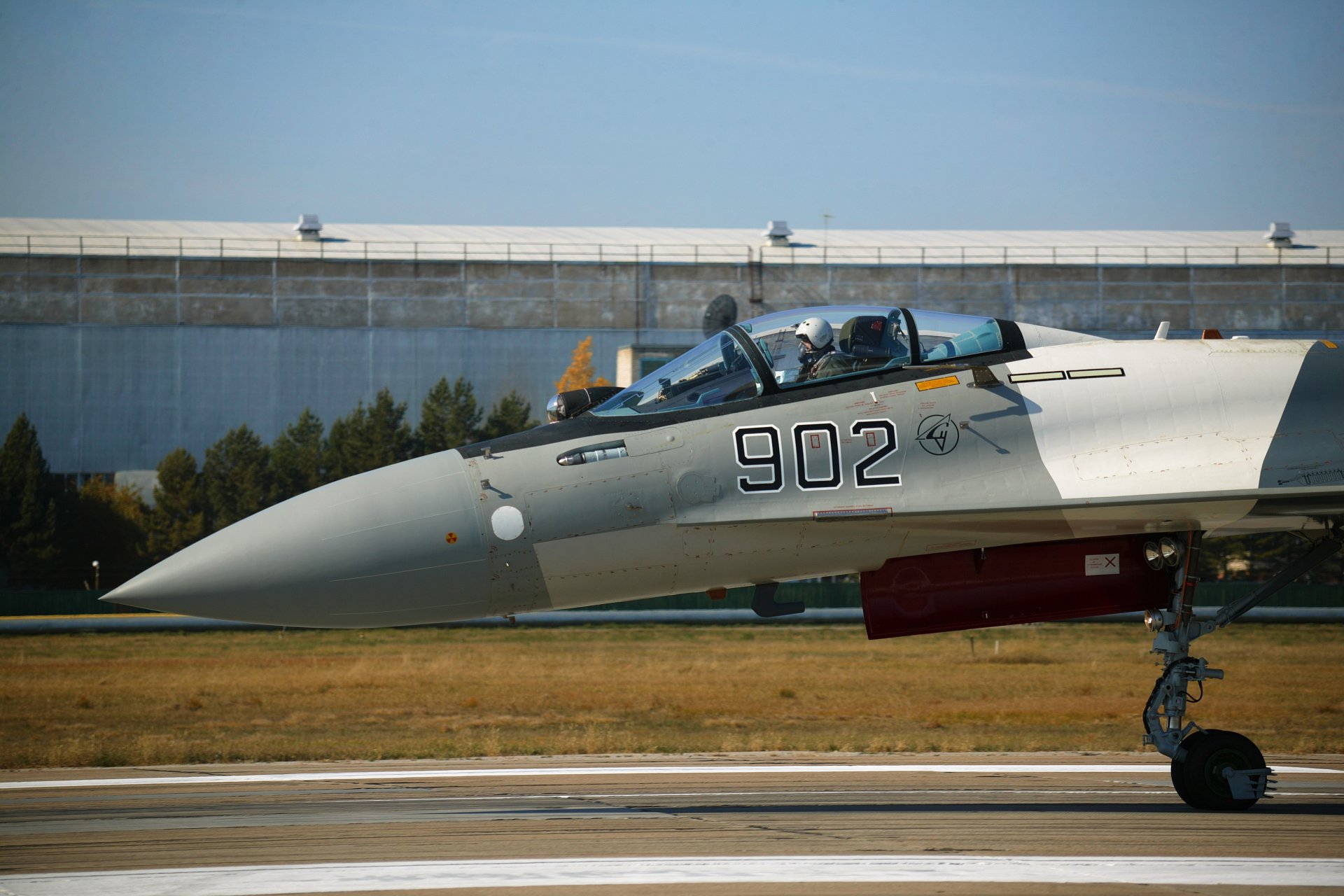 caccia su-35 pilota cabina di pilotaggio preparazione al decollo