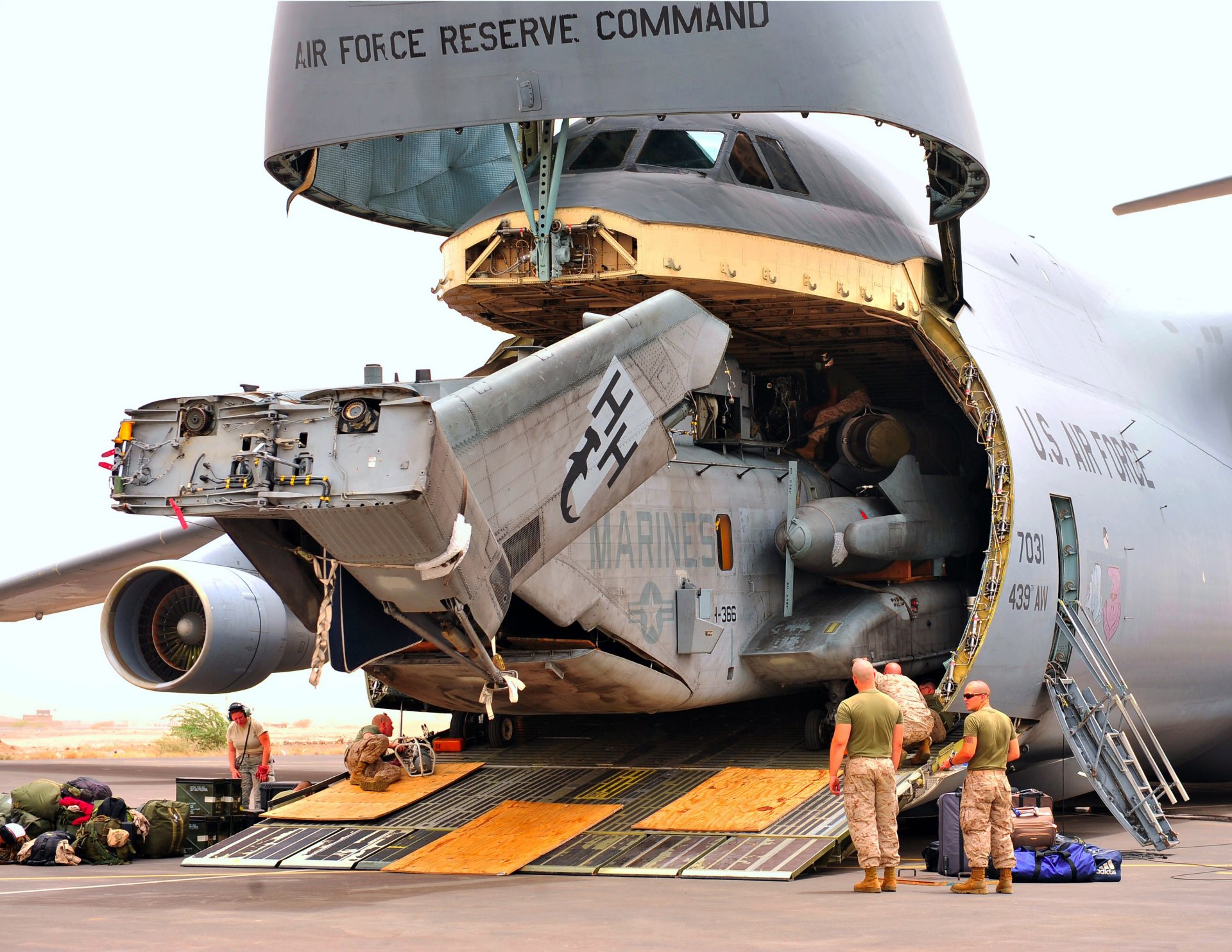 cargo avion armes soldats armée