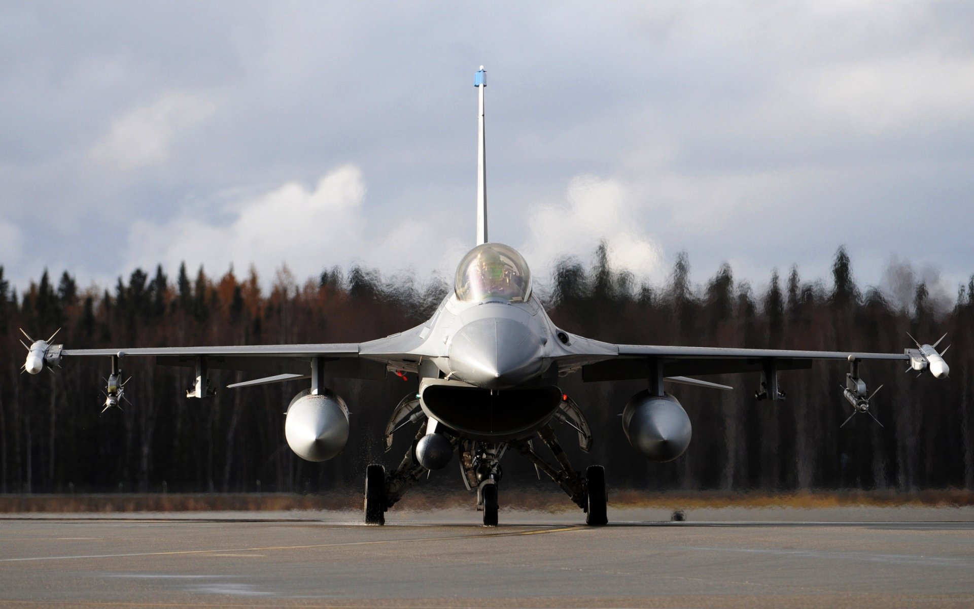 kampfjet flugplatz start raketen bewaffnung