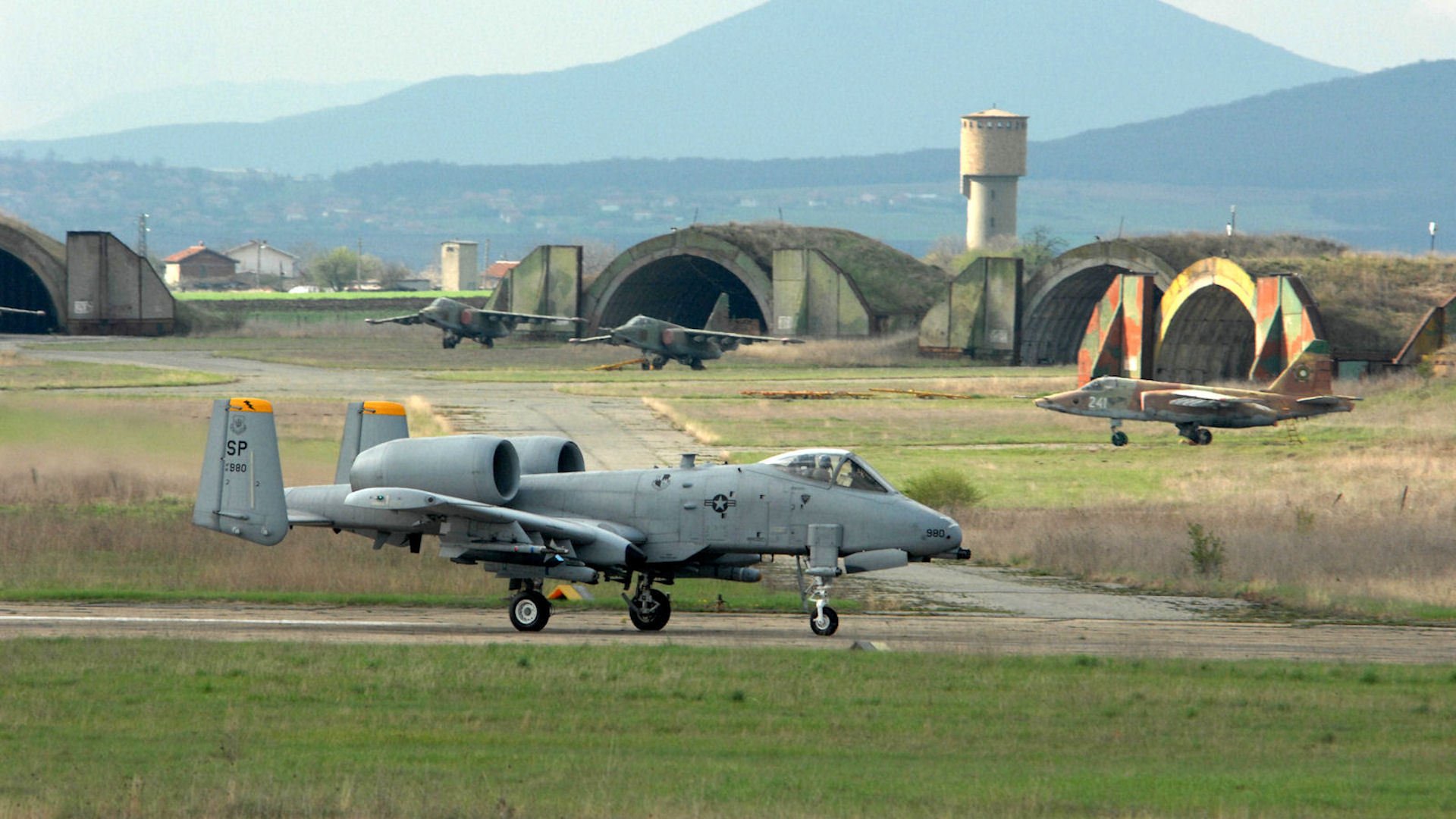 fairchild republika a-10 thunderbolt ii samolot szturmowy su-25 frogfoot gawron hangary lotnisko wieża