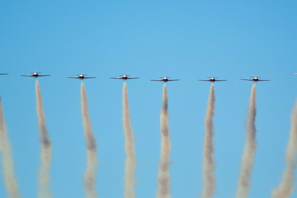 Luftfahrt fliegen am blauen Himmel