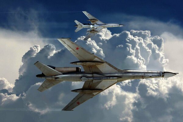 L avion tu-22 tourne dans les nuages