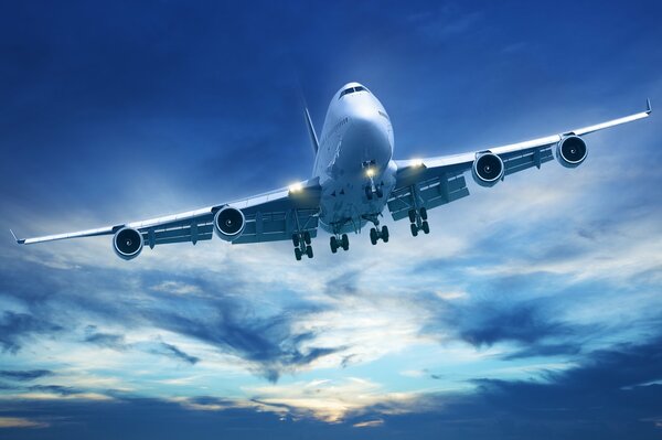 Flugzeug fliegen auf blauem Himmel Hintergrund