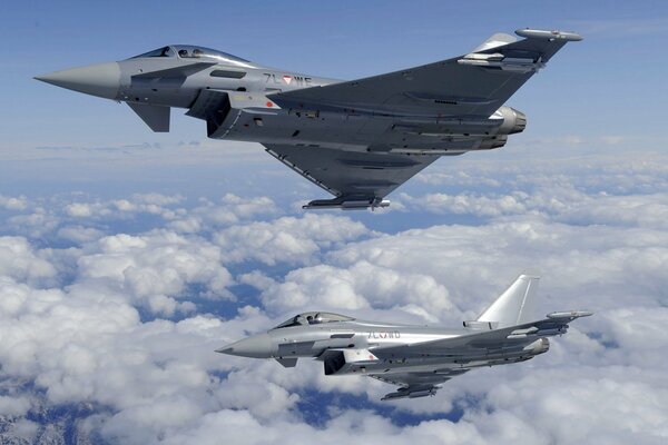 Aviones de combate en las nubes cielo azul