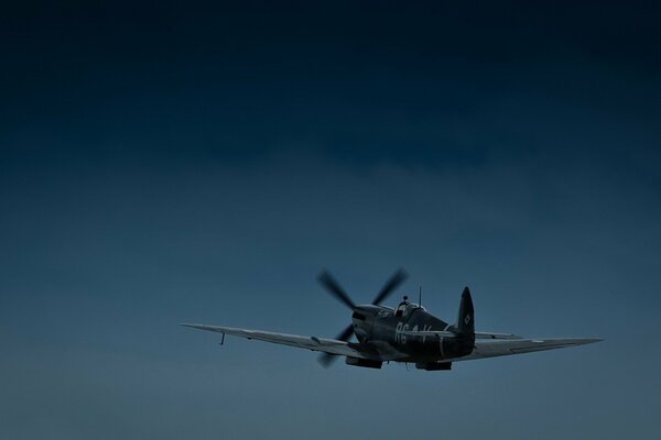 Avion sur fond de ciel nocturne