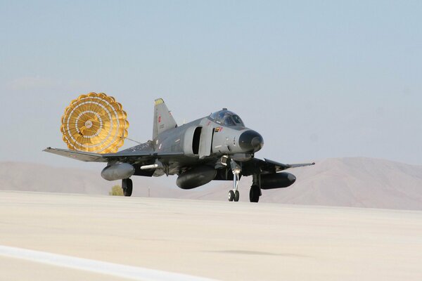 Un aereo che atterra in un area desertica