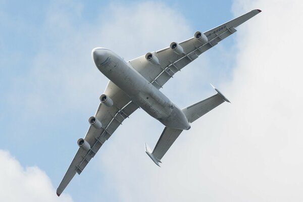 An-24 dans le ciel au-dessus de l Ukraine