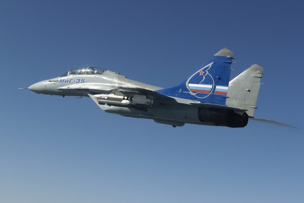 Avion de chasse dans le ciel bleu