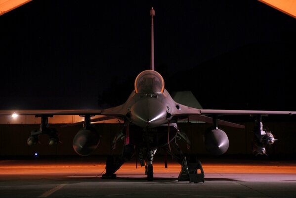 Immagine caccia f - 16 in piedi sulla pista