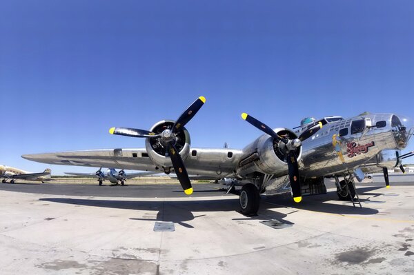 Beau Boeing b-17 Flying Fortress à l aérodrome