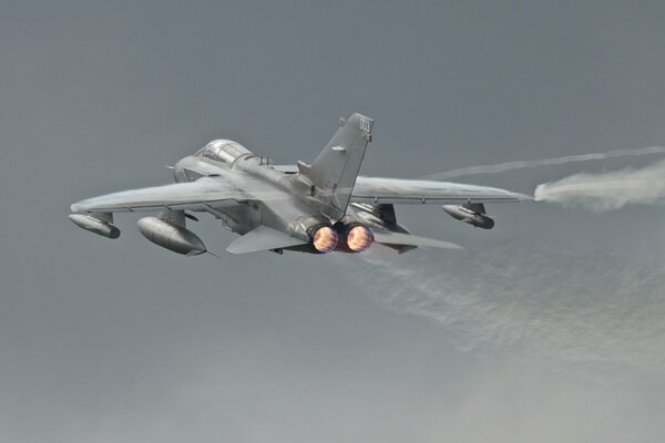 Aereo con armi Tornado gr4 nel cielo