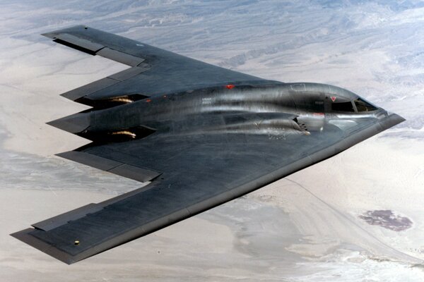 Avión bombardero B-2 en el cielo