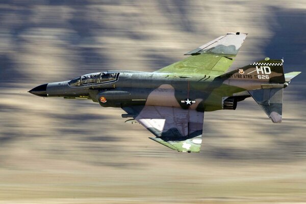 Avion militaire volant dans un cadre vert