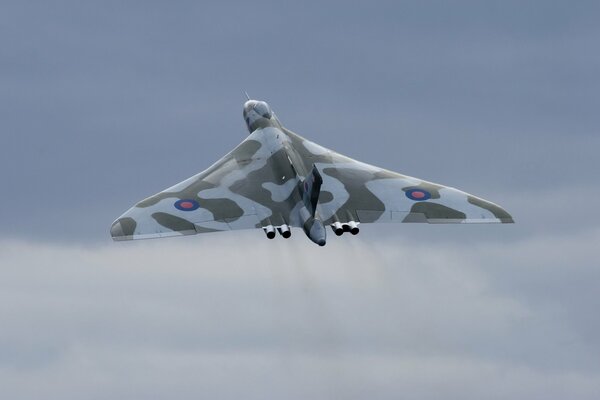 Британский стратегический бомбардировщик Avro Vulcan уходи на задание в небо.