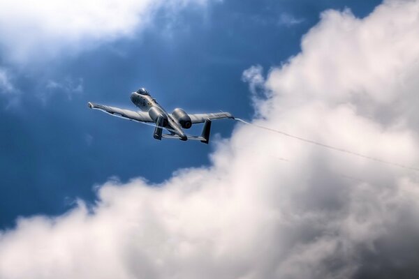 Ein Flugzeug, das in den Himmel über den Wolken fliegt