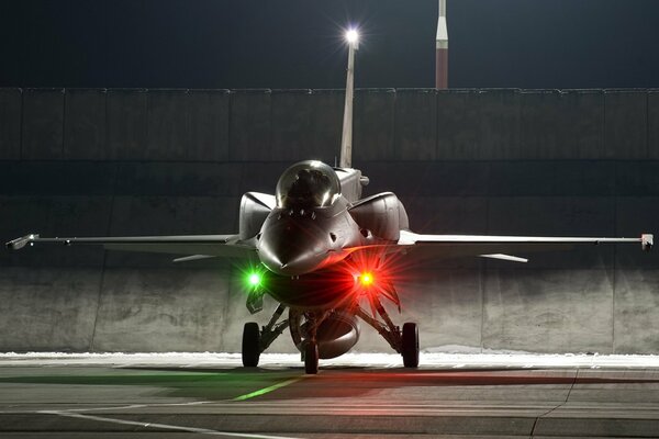 The beauty of the Aerican fighter F-16 at night