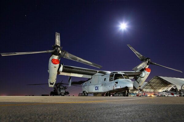 Nuit de lune et avion à l aérodrome