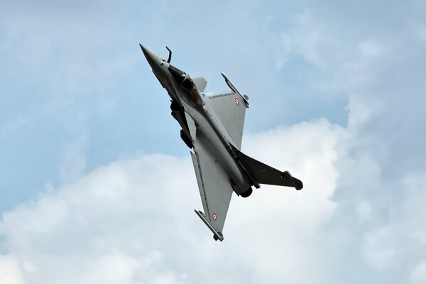 Caza Rafal de la fuerza aérea francesa en el cielo