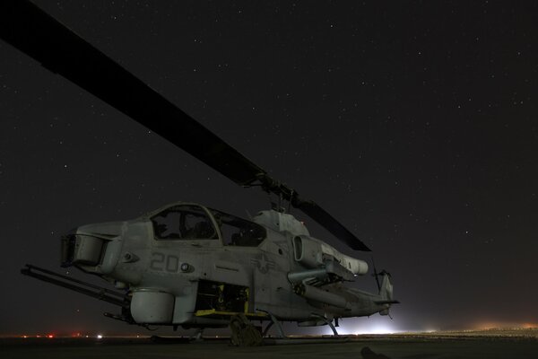 Helicóptero en la plataforma contra el cielo nocturno