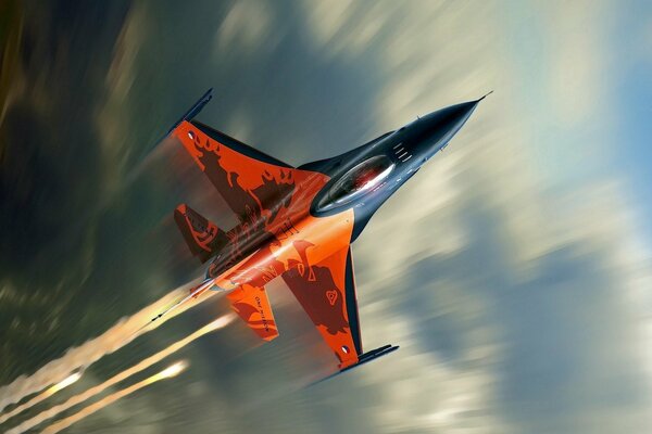 Chasseur f 16 dans le ciel lors du pilotage