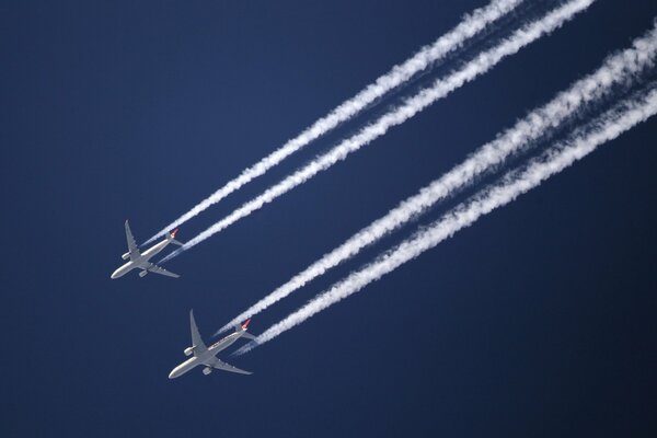 Zwei Flugzeuge fliegen in den Himmel und hinterlassen eine Spur