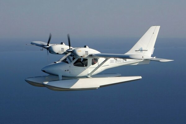 A-37-Wasserflugzeug im Flug über dem Meer