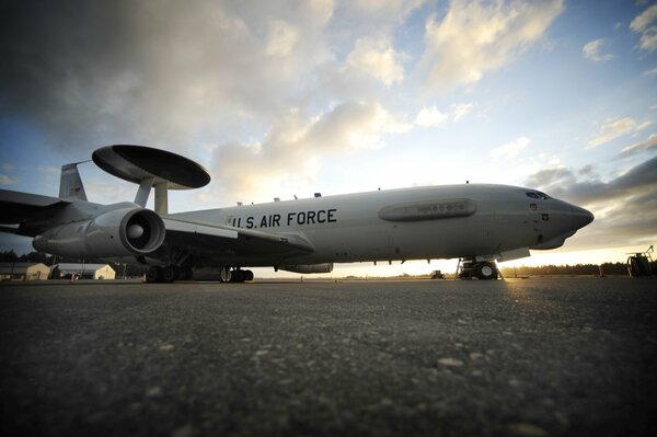 Foto des amerikanischen Aufklärungsflugzeugs Boeing E-3 Sentry