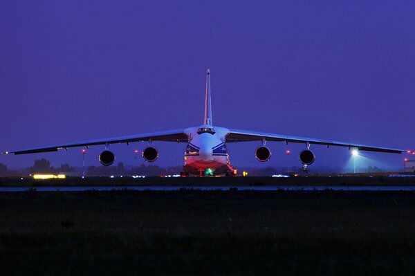 L aereo da trasporto Ruslan entra in atterraggio.