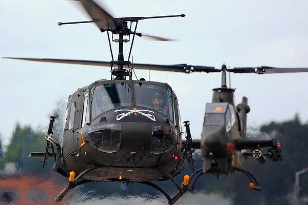 Elicotteri militari atterrano sul campo d aviazione