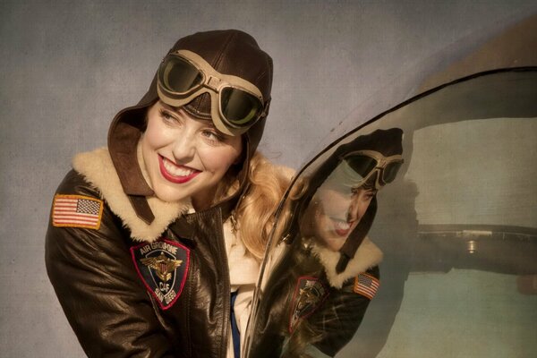 Fille posant en uniforme de pilote militaire