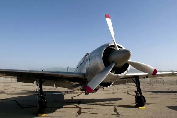 Das Flugzeug ist eine Spitze auf einem geräumigen Gelände