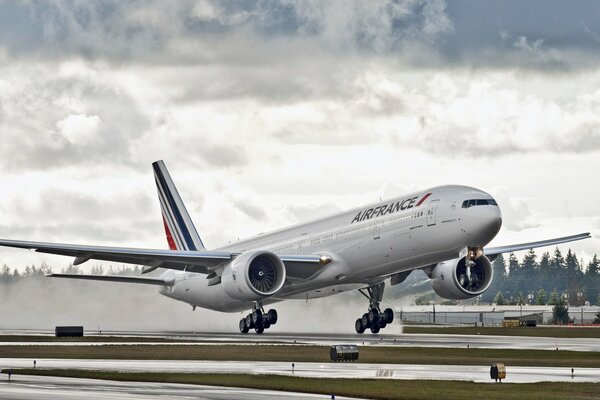 Boeing 777 lands at the airport