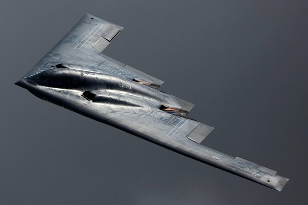 The b - 2 spirit plane flies on a gray background