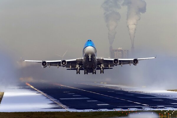 Hermoso despegue de un avión desde un aeródromo