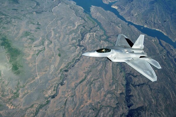 Avión de combate de alto vuelo sobre el Suelo