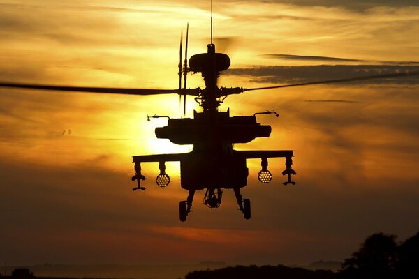 Hélicoptère apache ah1 au coucher du soleil