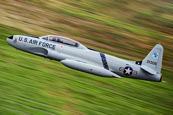 Lockheed T-33 Shooting Star vola basso sopra la superficie