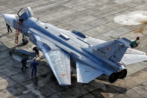 Bombardero de primera línea SU-24. Preparación para el vuelo de combate