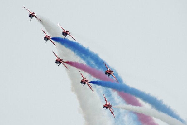 Mostra aerea di un gruppo di caccia leggeri con il lancio di una cortina fumogena a tre colori